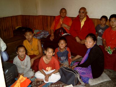 Lakpa Lama te midden van de monnikjes